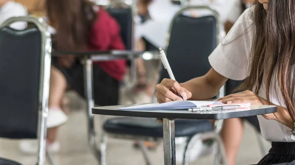 Blur Escola Fundo Estudantes Universitários Escrevendo Resposta Fazendo Exame Sala — Fotografia de Stock