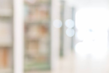 Eğitim geçmişi için kitap rafları bulunan bulanık okul kütüphanesi veya çalışma odası