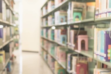Eğitim geçmişi için kitap rafları bulunan bulanık okul kütüphanesi veya çalışma odası