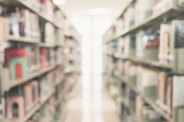 Eğitim geçmişi için kitap rafları bulunan bulanık okul kütüphanesi veya çalışma odası