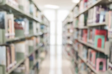 Eğitim geçmişi için kitap rafları bulunan bulanık okul kütüphanesi veya çalışma odası