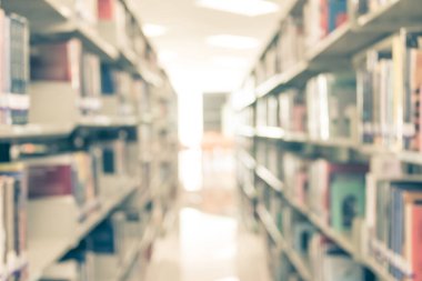 Eğitim geçmişi için kitap rafları bulunan bulanık okul kütüphanesi veya çalışma odası