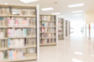 Eğitim geçmişi için kitap rafları bulunan bulanık okul kütüphanesi veya çalışma odası