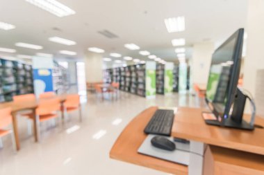 Eğitim geçmişi için üniversite veya okul kütüphanesinde bulanık bilgisayar arama kitabı