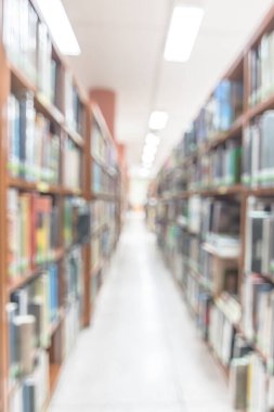 Eğitim geçmişi için kitap rafları bulunan bulanık okul kütüphanesi veya çalışma odası