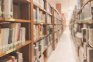 Eğitim geçmişi için kitap rafları bulunan bulanık okul kütüphanesi veya çalışma odası