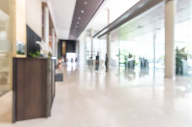 Bulanık otel ya da ofis lobisi. Resepsiyon salonu için iç mekan. Bulanık koridorlu ve camlı pencereli modern lüks oda.