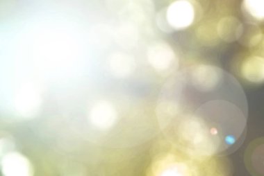 Klasik renk tonu, doğanın parlayan güneş ışığı ve bokeh ile gökyüzünün arka planını bulanıklaştırdı