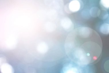 Bulanık gökkuşağı, doğal soyut arka planda. Bokeh güneşi parıldıyor. Ağaçların arasından gökyüzüne bakan güneş ışığına bakıyor.