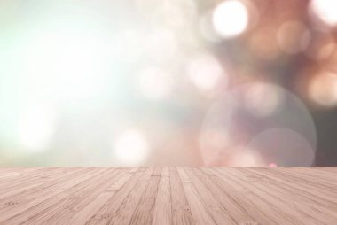 Ahşap zemin, bulanık doğa arkaplanına sahip, yeşilliklere bakan bir görünüm.