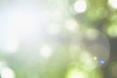 Bulanık gökyüzü arkaplanı doğayla parlayan güneş ışığı ve bokeh