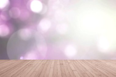 Ahşap zeminli mor tonda ağaçlara bakmanın bulanık arkaplanı 