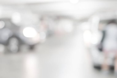 Otomotiv ve araba sigortası konsepti için bulanık arka plan parlak iç mekan park alanı