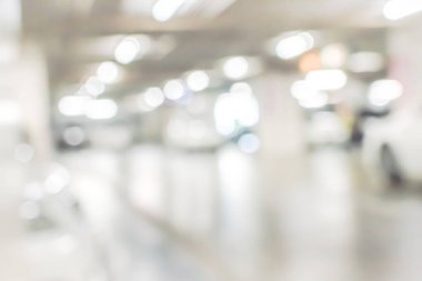 Otomotiv ve araba sigortası konsepti için bulanık arka plan parlak iç mekan park alanı