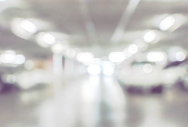 Otomotiv ve araba sigortası konsepti için bulanık arka plan parlak iç mekan park alanı