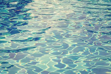 Bulanık yüzme havuzu arka planda mavi dalgalı su ile su altında fayans ve yansıma 