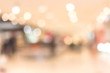 Alışveriş merkezi koridorunda perakende satış mağazası ve satış ürünleri ile bulanık arkaplan