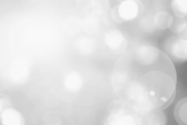 Bulanık gökyüzü arkaplanı doğayla parlayan güneş ışığı ve beyaz gümüş grisiyle bokeh