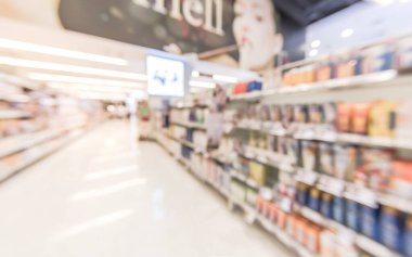 Süpermarketin ya da perakende satış mağazasının kapalı alanının bulanık görünümü