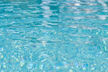 Serin mavi su renginde bulanık su yüzme havuzu 
