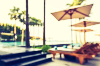 Bulanık yaz havuz başı partisi. Bulanık tropikal otel havuz yeri.