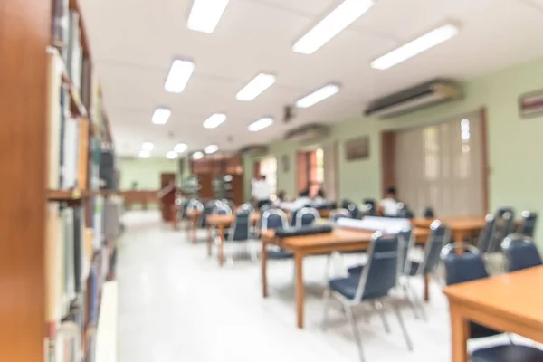 Homályos Iskolai Könyvtár Könyvespolcokkal Asztalokkal Székekkel Oktatási Háttérrel — Stock Fotó