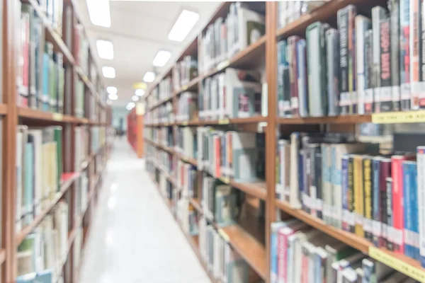 Homályos Iskolai Könyvtár Vagy Tanulószoba Könyvespolcokkal Oktatási Háttérnek — Stock Fotó
