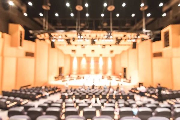 Концертный Зал Blur Фоне Абстрактной Музыки Сценой Выступления Музыканта Рядом — стоковое фото