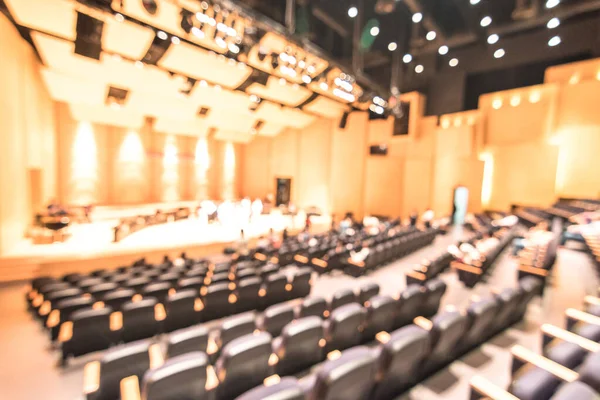 客席列のある音楽演奏会ステージで抽象的背景音楽コンサートホールをぼかす — ストック写真