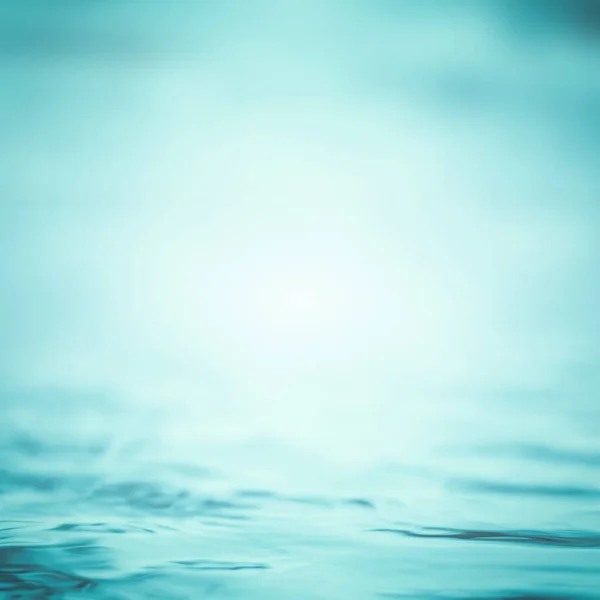 ブラー水の背景波状の光の中できれいな新鮮な水クールなシアンターコイズブルーの緑のヴィンテージカラー — ストック写真