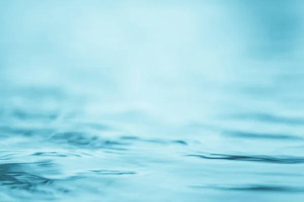 淡淡的蓝绿色绿松石蓝色的蓝水背景波浪清澈清澈的淡水 — 图库照片