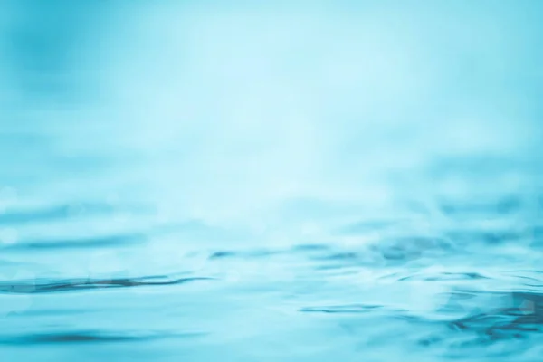 ブラー水の背景波状の光の中できれいな新鮮な水クールなシアンターコイズブルーの緑のヴィンテージカラー — ストック写真