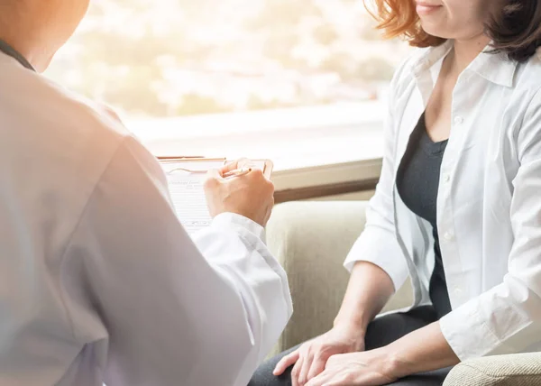 Lékař Porodník Gynekolog Nebo Psychiatr Konzultace Diagnostické Vyšetření Pacientky Ženské — Stock fotografie