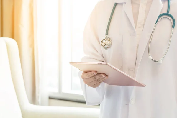 Arzt Oder Ärztin Mit Tablette Zur Krankenakte Des Patienten Krankenhaus — Stockfoto