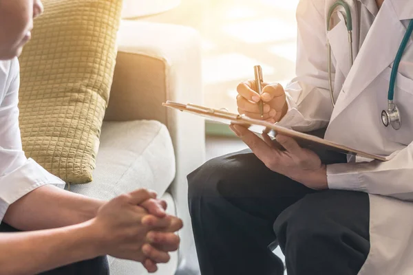 Patientin Mit Rücksprache Mit Arzt Gynäkologe Oder Psychiater Und Untersuchung — Stockfoto