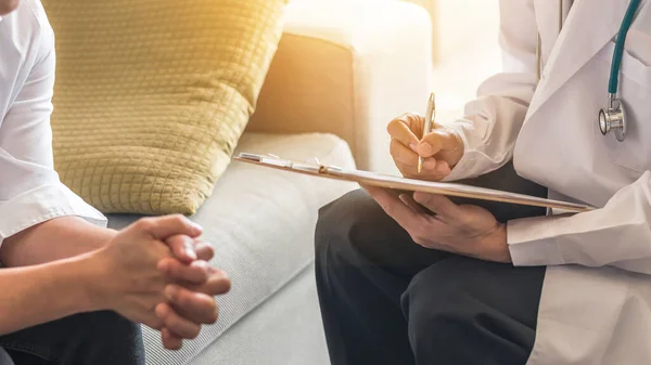 Patientin Mit Rücksprache Mit Arzt Gynäkologe Oder Psychiater Und Untersuchung — Stockfoto