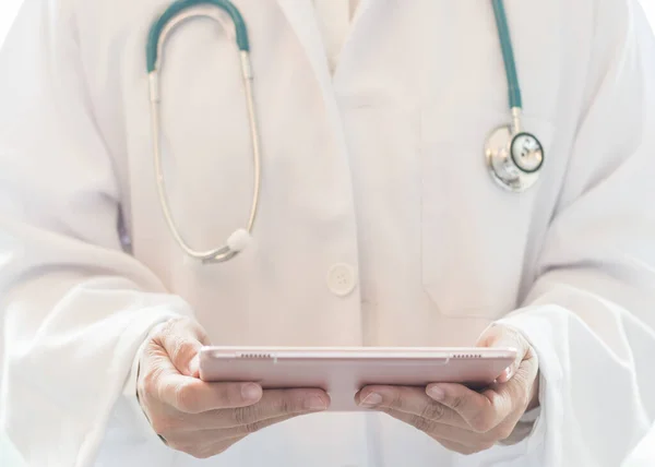 Medico Medico Con Tablet Cartella Clinica Ospedaliera Del Paziente — Foto Stock