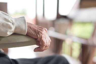 Parkinson hastası, yaşlı yaşlı kişi engelliler için bakım günü konseptini destekliyor.