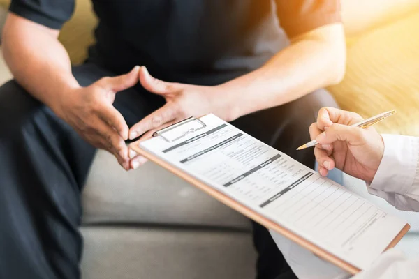 Arzt Berät Männliche Patienten Arbeitet Der Diagnostischen Untersuchung Von Männerkrankheiten — Stockfoto