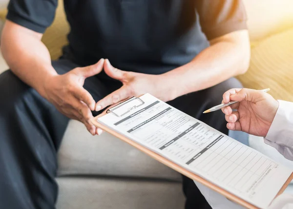 Männlicher Patient Mit Konsultation Eines Arztes Oder Psychiaters Der Einer — Stockfoto