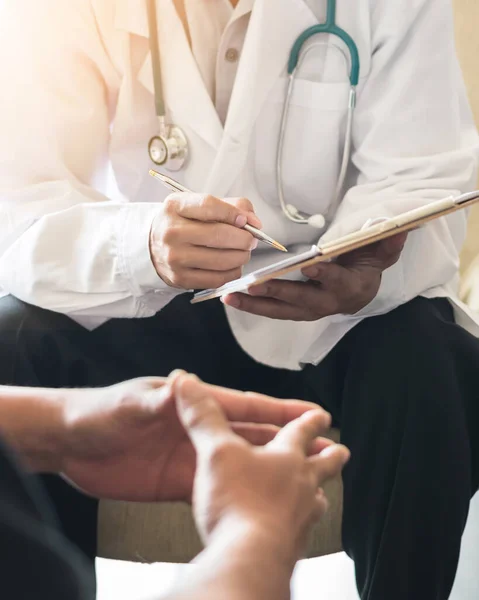 Arzt Berät Männliche Patienten Arbeitet Der Diagnostischen Untersuchung Von Männerkrankheiten — Stockfoto