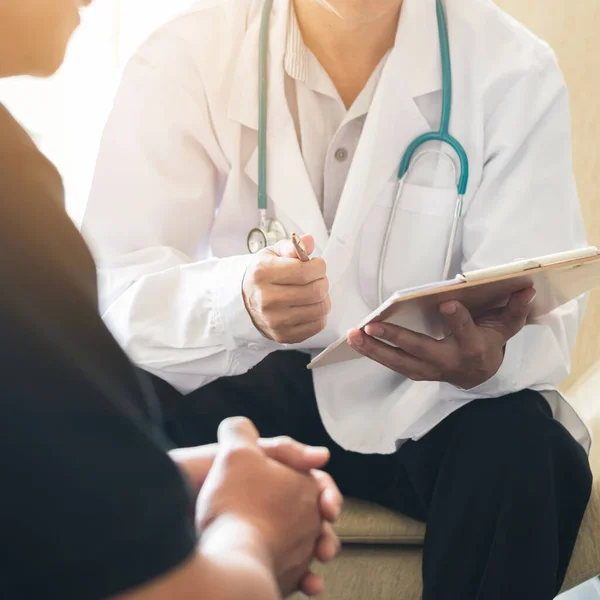 Arzt Berät Männliche Patienten Arbeitet Der Diagnostischen Untersuchung Von Männerkrankheiten — Stockfoto