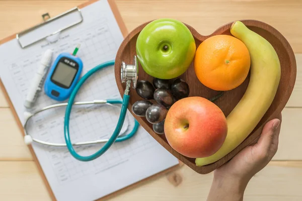 胆固醇饮食与健康食品营养概念与心菜中的清洁水果与营养师监测 血糖控制记录与测量工具包 — 图库照片