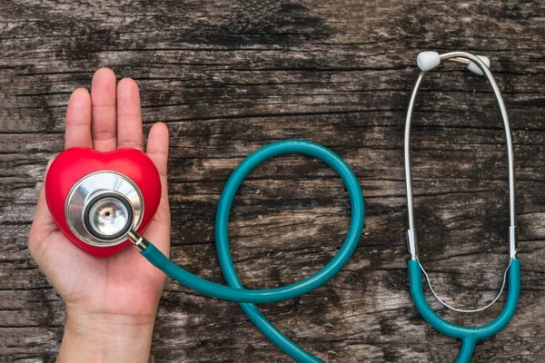 Medizinische Krankenversicherung Und Weltgesundheitstag Konzept Mit Rotem Liebesherz Auf Frauenhand — Stockfoto