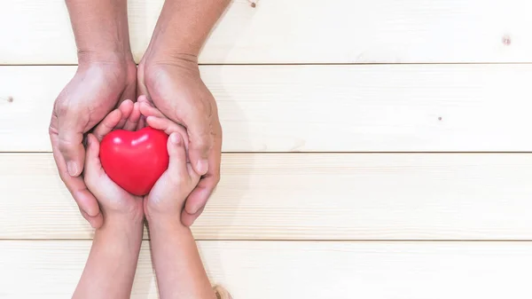 Pais Apoiando Mãos Criança Com Coração Vermelho Para Amo Pai — Fotografia de Stock