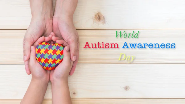Wereld Autisme Bewustmakingsdag Concept Met Puzzel Decoupeerzaag Patroon Het Hart — Stockfoto