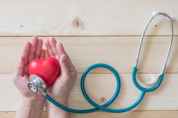 Krankenversicherung Und Konzept Zum Welttag Der Herzgesundheit Mit Rotem Herz — Stockfoto