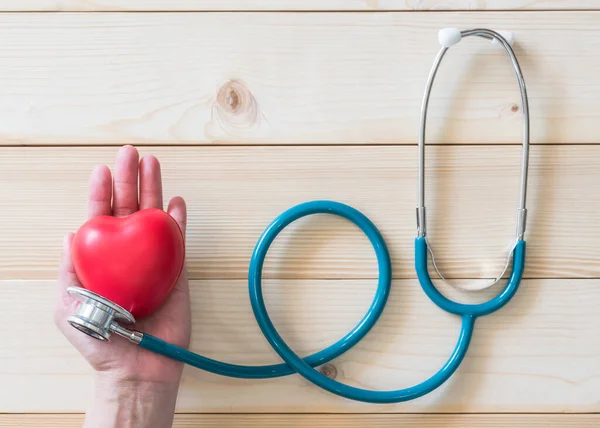 Medizinische Krankenversicherung Und Weltgesundheitstag Konzept Mit Rotem Liebesherz Auf Frauenhand — Stockfoto