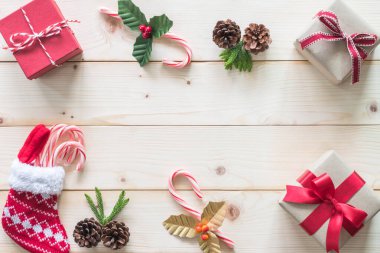 Noel hediyesi arkaplanı, Noel tatili için beyaz çam ağacından arka planda kırmızı kutu ve dekorasyon.