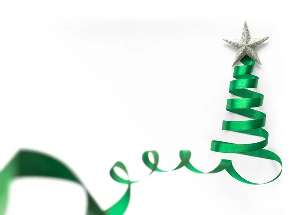 Рождественская Елка Зеленой Атласной Ленты Свиток Серебряной Звездой Изолированы Белом — стоковое фото
